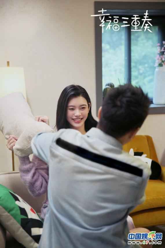 奚梦瑶何猷君《幸福三重奏》开播 西柚CP成功追星吴京