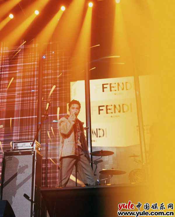 许魏洲上海出席品牌活动 靓仔出街港风十足