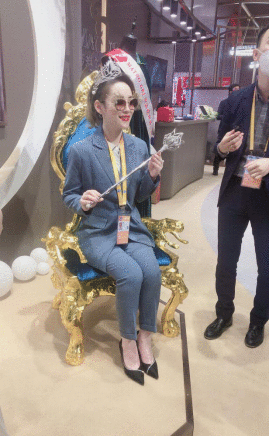 进博会千万级带货明星裙子姐姐 堪称珠宝直播的女版李佳琦