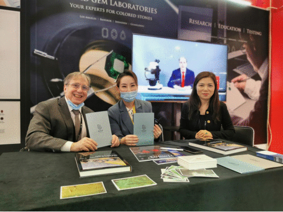 进博会千万级带货明星裙子姐姐 堪称珠宝直播的女版李佳琦