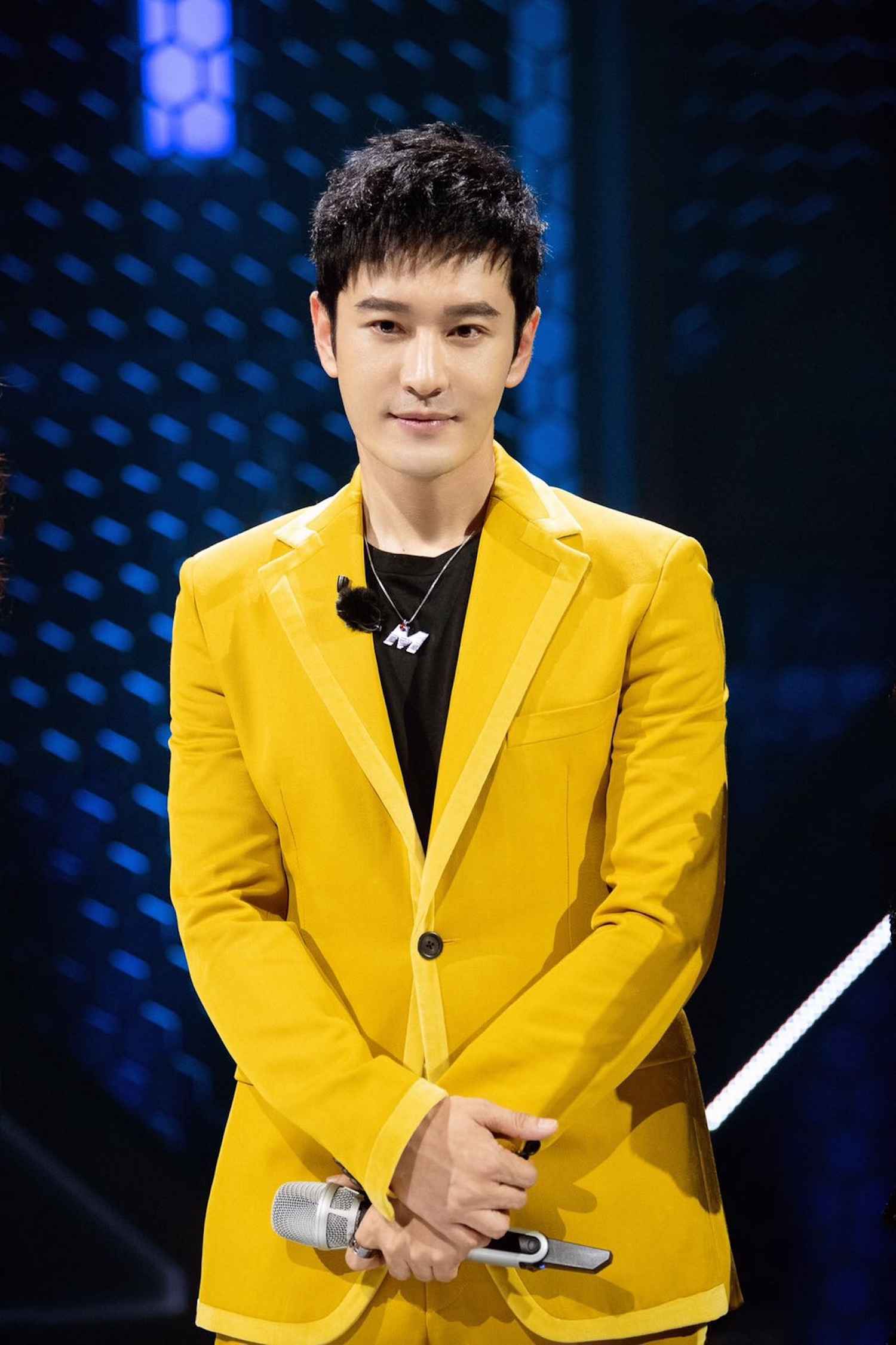 ?晓明身着“晓明?”?装 活?助?姐姐总决赛