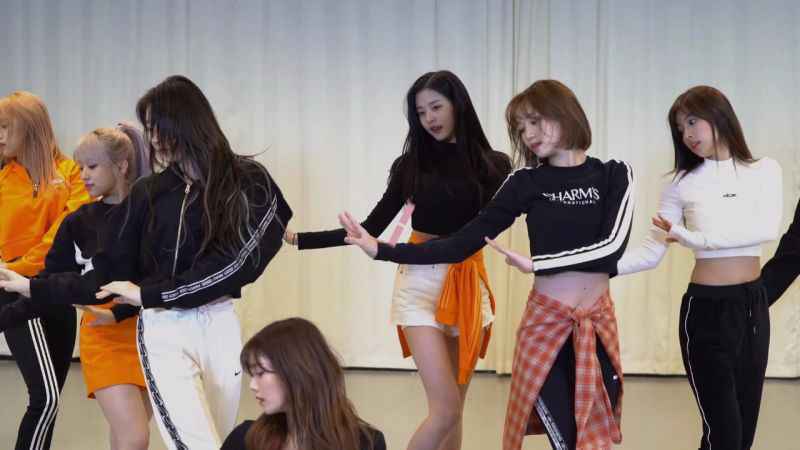 集体波浪动作在仅仅0.5秒内完成,IZ*ONE要多大的练习量才能达到这种效果?