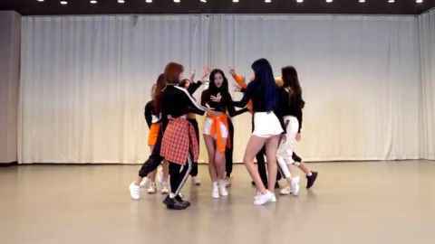 集体波浪动作在仅仅0.5秒内完成,IZ*ONE要多大的练习量才能达到这种效果?