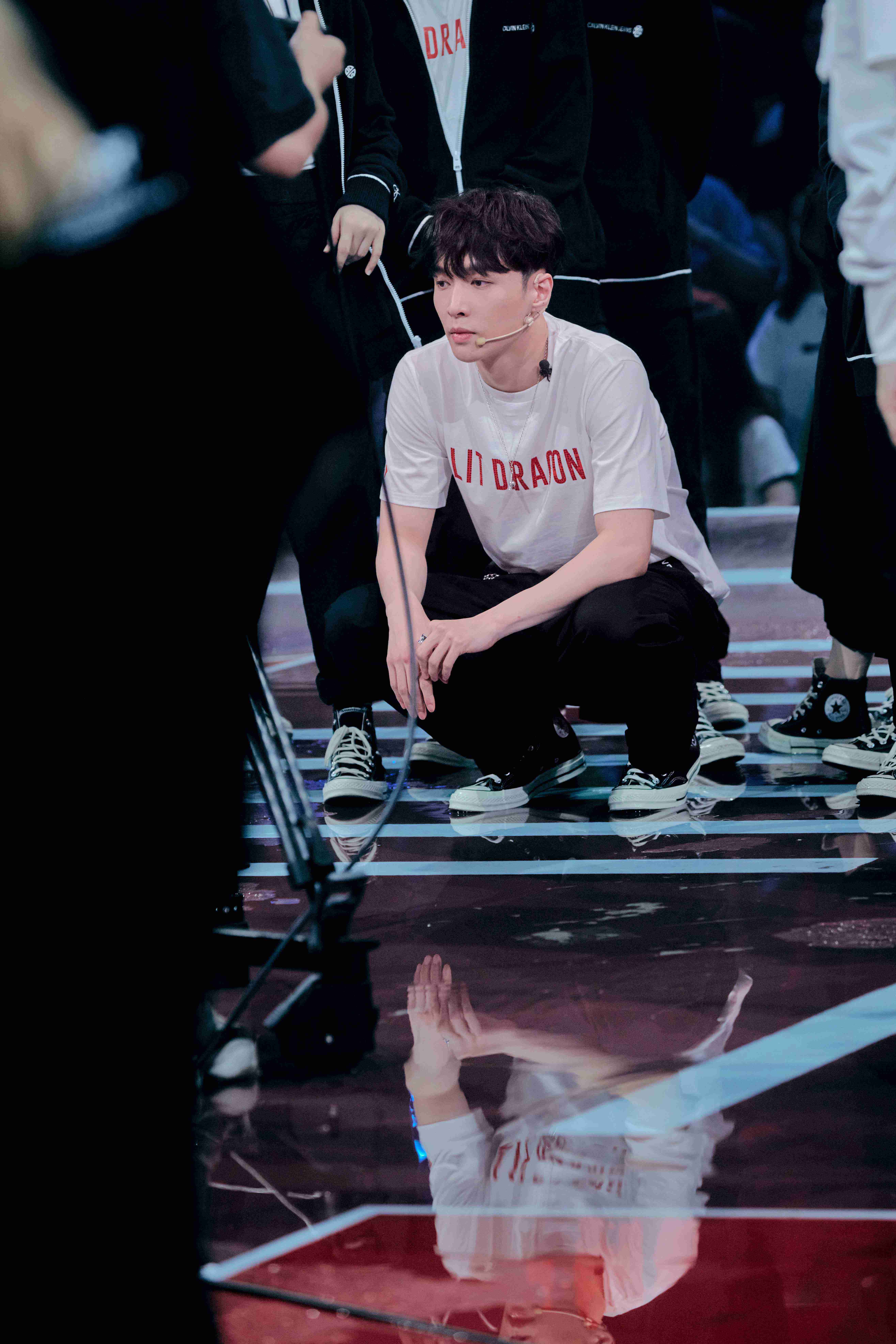 张艺兴街舞3莲花水舞台惊艳上线 “直男挑战”综艺感爆棚