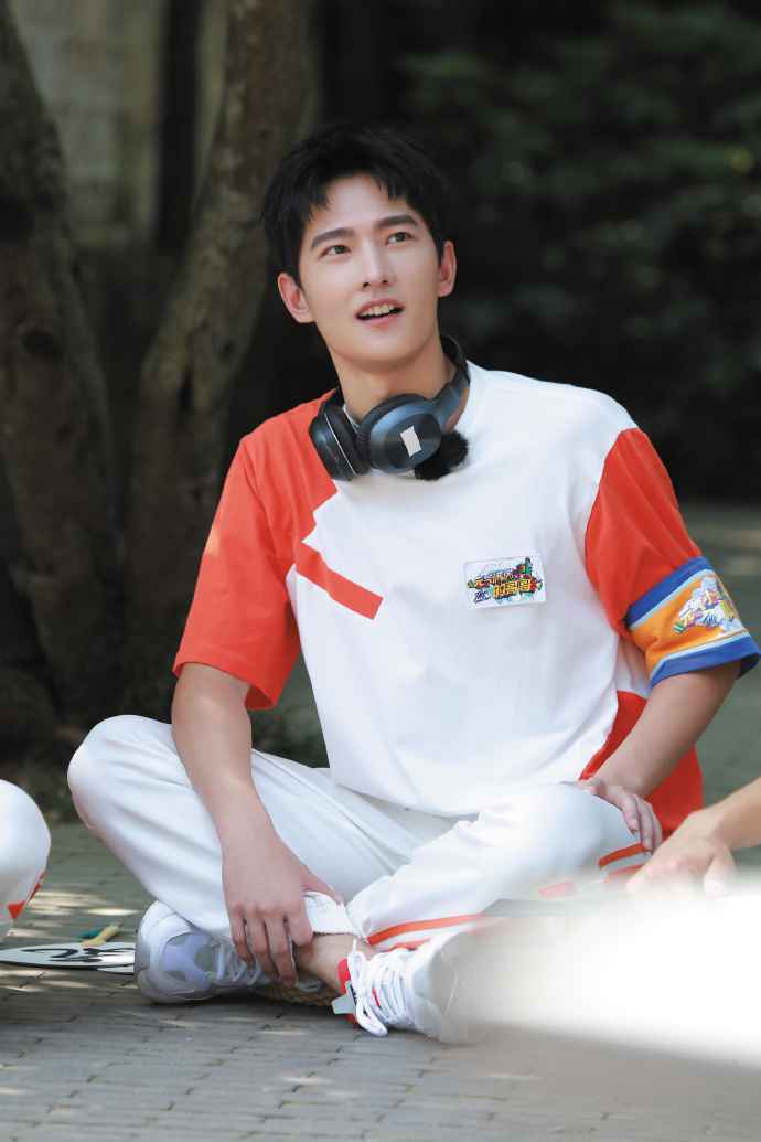 杨洋《元气》手背拍红笑岔气 古装少侠造型引热议