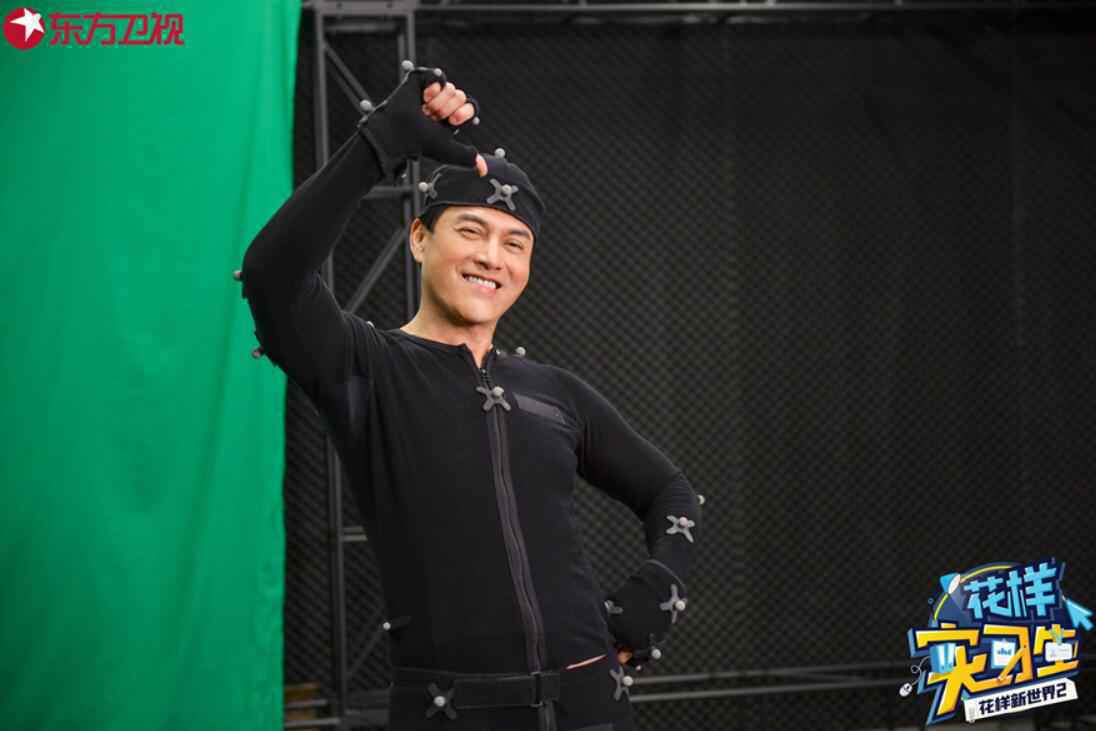 《花样实习生》蔡明“菜菜子”合体出道 吕良伟韩乔生虚拟偶像考核出奇招