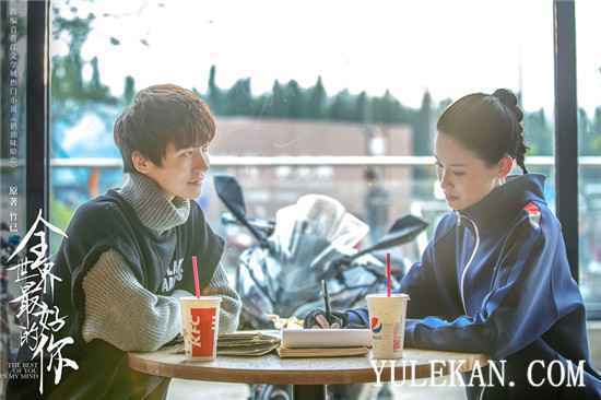 《全世界最好的你》同名主题曲是由谁演唱的？讲述了什么？