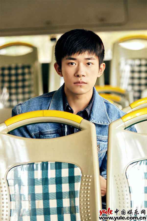 易烊千玺《爱的箴言》MV上线 象征每个人的成长历程