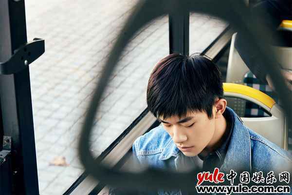 易烊千玺《爱的箴言》MV上线 象征每个人的成长历程