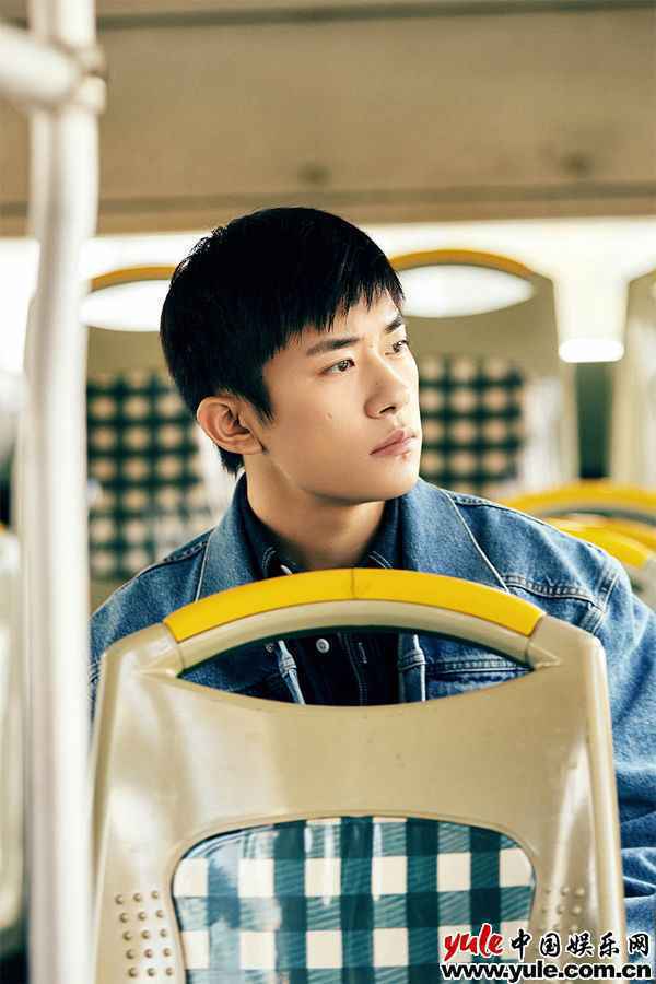 易烊千玺《爱的箴言》MV上线 象征每个人的成长历程