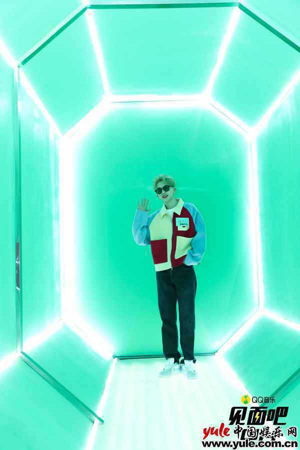 1 费启鸣拼色羊毛夹克亮相见面吧电台 现场演唱歌曲惊喜满满