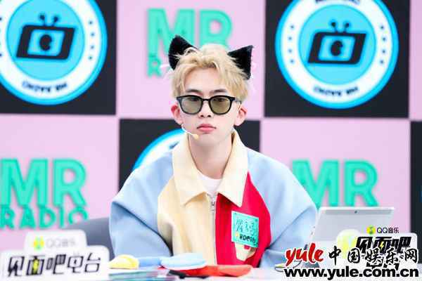 2 费启鸣拼色羊毛夹克亮相见面吧电台 现场演唱歌曲惊喜满满