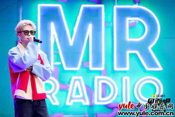 3 费启鸣拼色羊毛夹克亮相见面吧电台 现场演唱歌曲惊喜满满