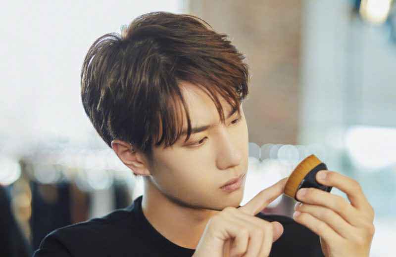 《天天向上》王一博与胡兵一起下厨，展示了一手滑板绝技