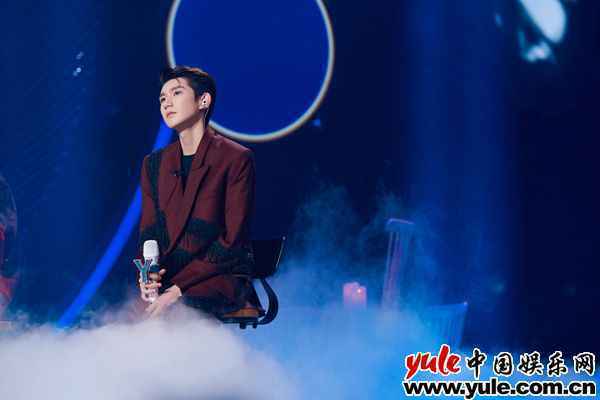 王源《我们的歌》再唱经典 独特嗓音彰显青春特色