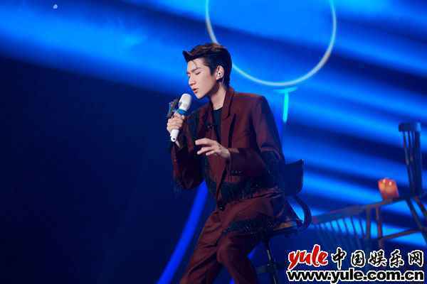 王源《我们的歌》再唱经典 独特嗓音彰显青春特色