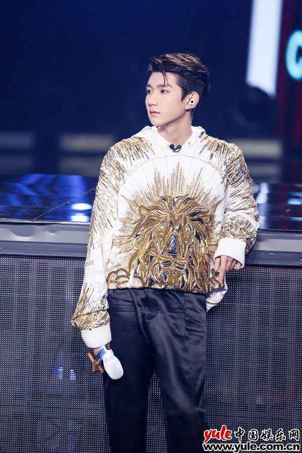 王源《我们的歌》再唱经典 独特嗓音彰显青春特色