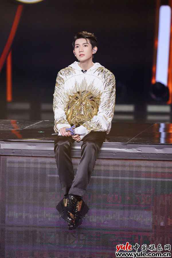 王源《我们的歌》再唱经典 独特嗓音彰显青春特色