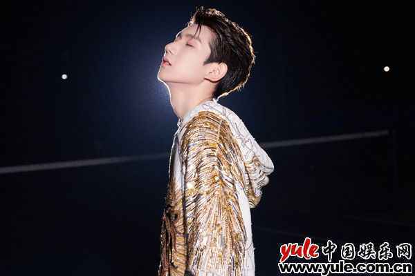 王源《我们的歌》再唱经典 独特嗓音彰显青春特色