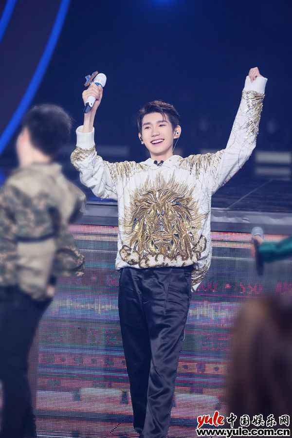 王源《我们的歌》再唱经典 独特嗓音彰显青春特色