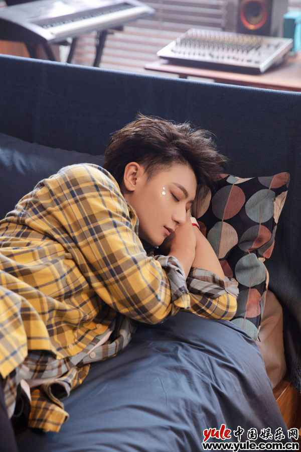 黄子韬竖屏MV花絮照 黄子韬惊喜公开《朋友圈》 首支竖屏MV打破横规