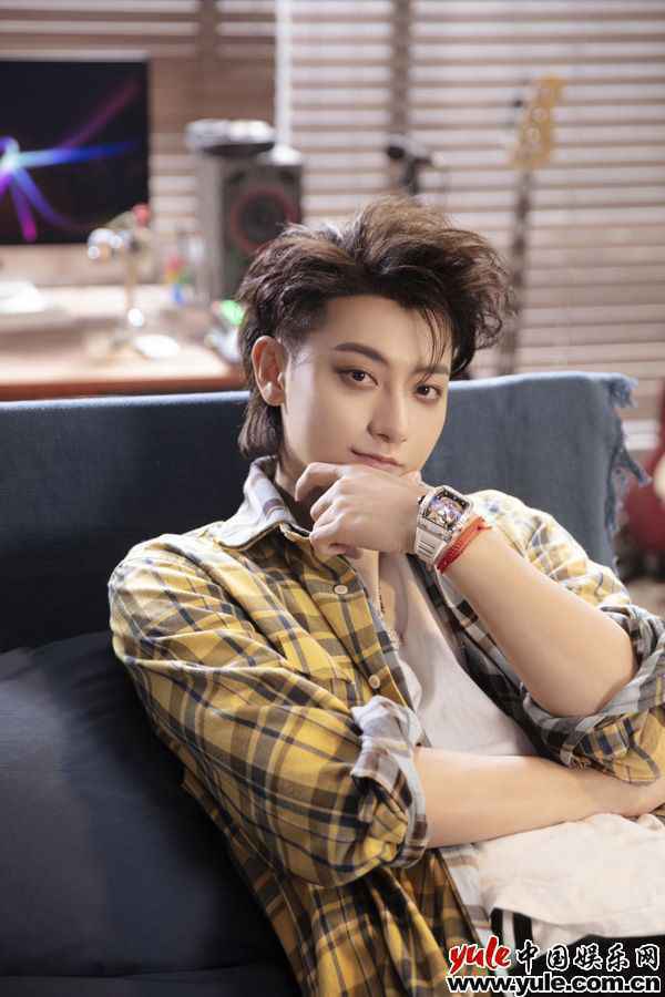 黄子韬个人照2 黄子韬惊喜公开《朋友圈》 首支竖屏MV打破横规