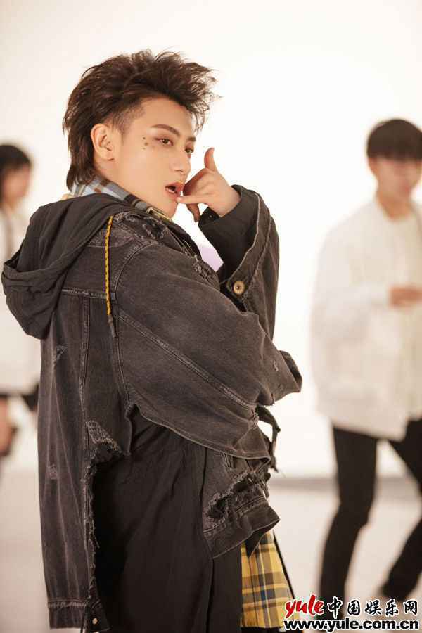 黄子韬个人照3 黄子韬惊喜公开《朋友圈》 首支竖屏MV打破横规