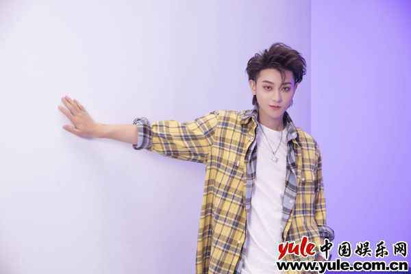 黄子韬新歌《朋友圈》 黄子韬惊喜公开《朋友圈》 首支竖屏MV打破横规