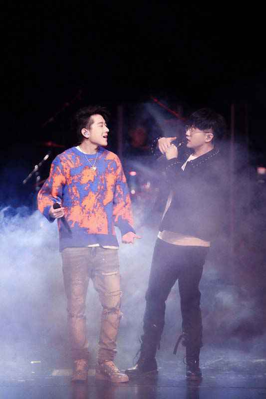 王铮亮全国巡演成都站 多年好友现身送生日惊喜