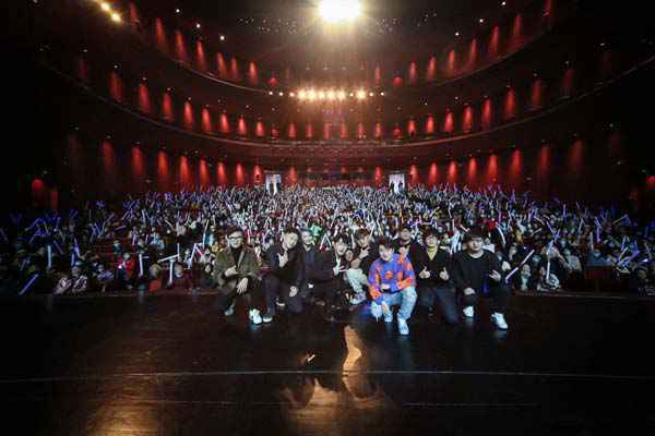 王铮亮全国巡演成都站 多年好友现身送生日惊喜