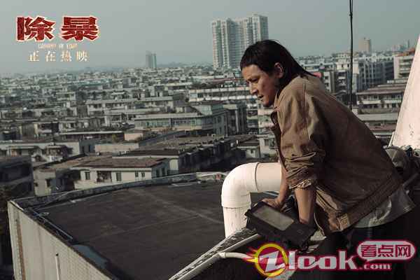 2.吴彦祖俯瞰四周观察作案环境 《除暴》位列2020国产电影票房第七 原班人马打造《除暴2》敬请期待