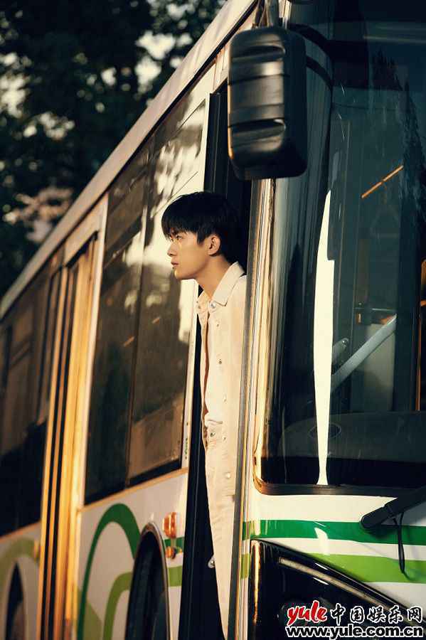 易烊千玺发布翻唱专辑《后座剧场》 回忆旧时光蓄能再出发