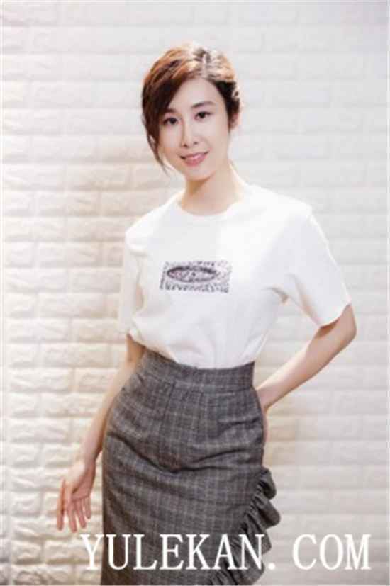 电影《挑灯斩蛇录》主题曲是由谁演唱的?