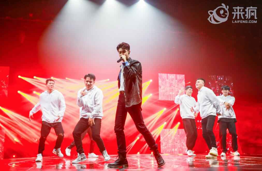 2020来疯STAR超盛典霸屏,周艺轩《曾今的我们》舞台首秀
