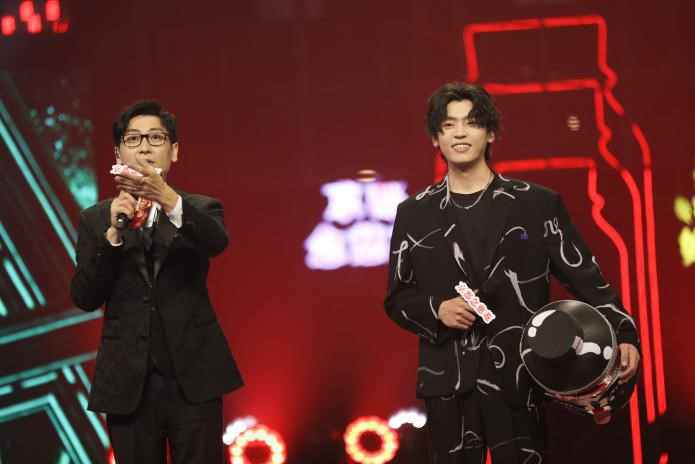 隔壁老樊《蒙面唱将》面具都挡不住的魅力,一开口就藏不住了