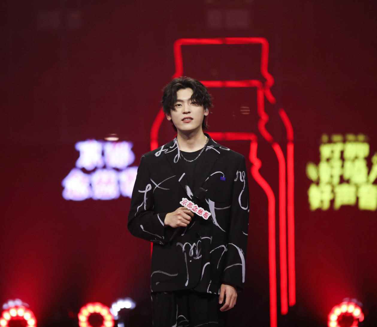 隔壁老樊《蒙面唱将》面具都挡不住的魅力,一开口就藏不住了