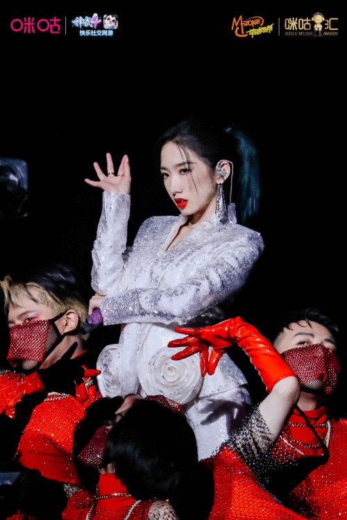 孟美岐咪咕汇飒酷红毯造型惊艳全场 新歌《Miss you》温暖首唱！