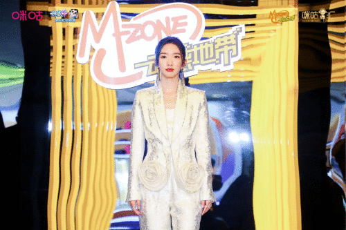 孟美岐咪咕汇飒酷红毯造型惊艳全场 新歌《Miss you》温暖首唱！