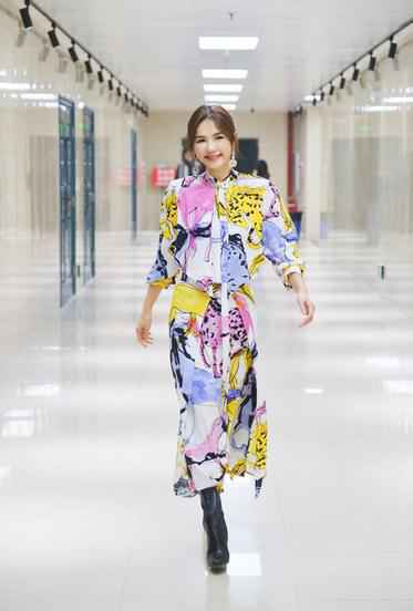 Ella 亮相《嗨唱转起来》收官夜 新年首唱引爆合作舞台