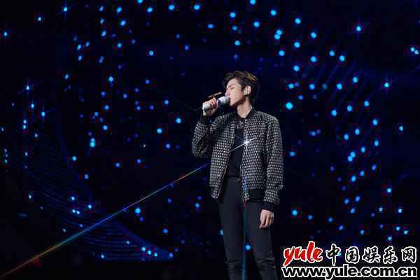 王源《我们的歌》温柔吟唱《逆光》 崭新《海阔天空》触动人心