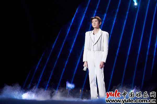 王源《我们的歌》温柔吟唱《逆光》 崭新《海阔天空》触动人心