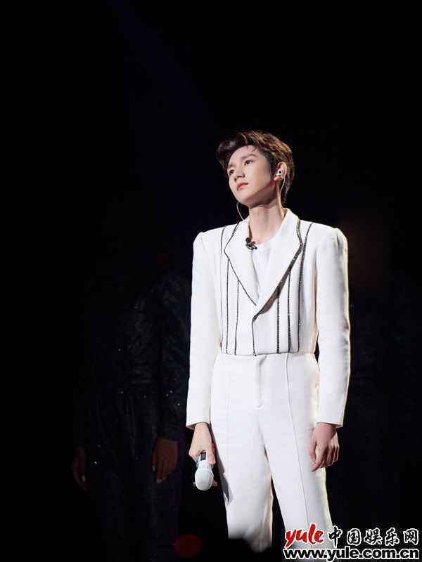 王源《我们的歌》温柔吟唱《逆光》 崭新《海阔天空》触动人心