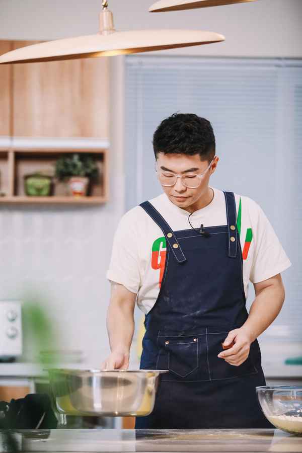 《美味夜行侠》首播，尹正、秦霄贤在重庆感受火热“夜经济”