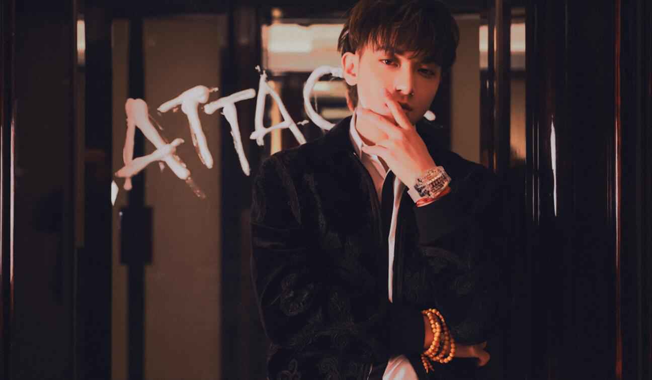 黄子韬1212晚会首唱新歌《朋友圈》 向观众salute敬礼火爆出圈