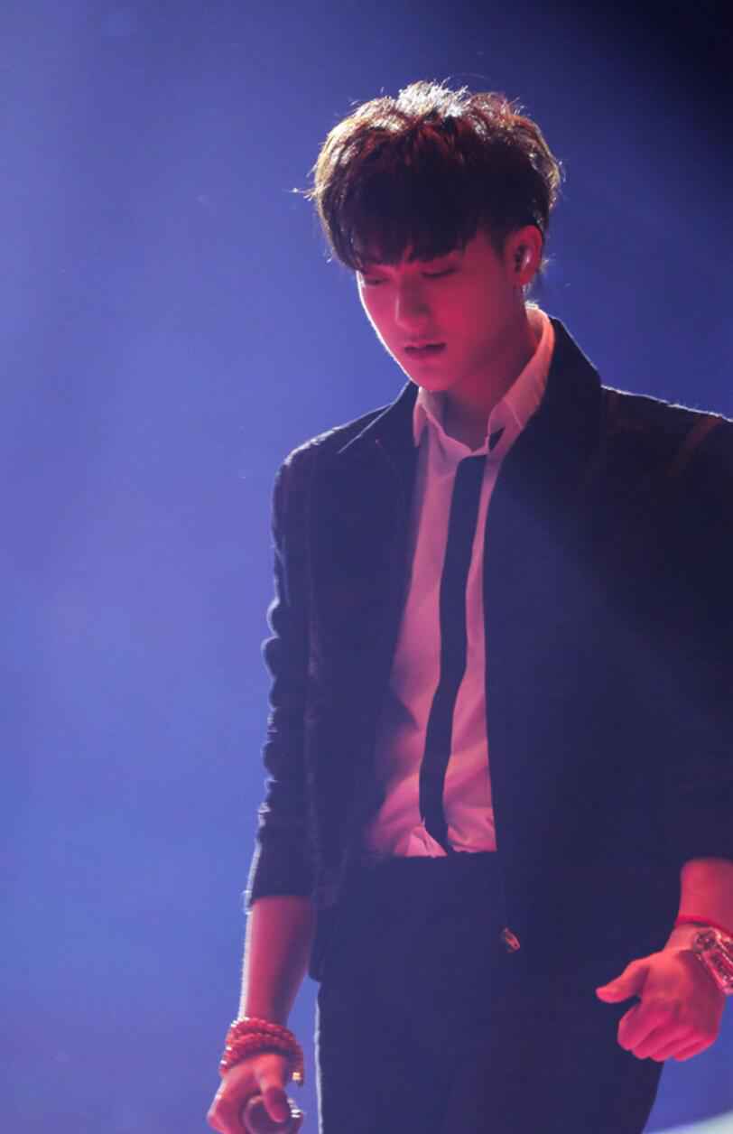 黄子韬1212晚会首唱新歌《朋友圈》 向观众salute敬礼火爆出圈