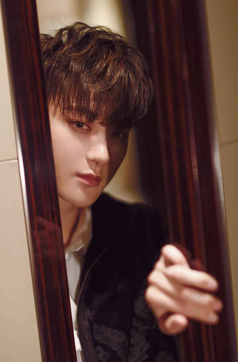 黄子韬1212晚会首唱新歌《朋友圈》 向观众salute敬礼火爆出圈