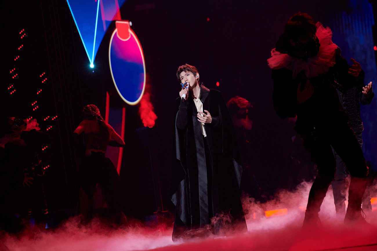 王源《我们的歌》化身“暗夜伯爵” 燃唱《血腥爱情故事》大秀solo舞蹈