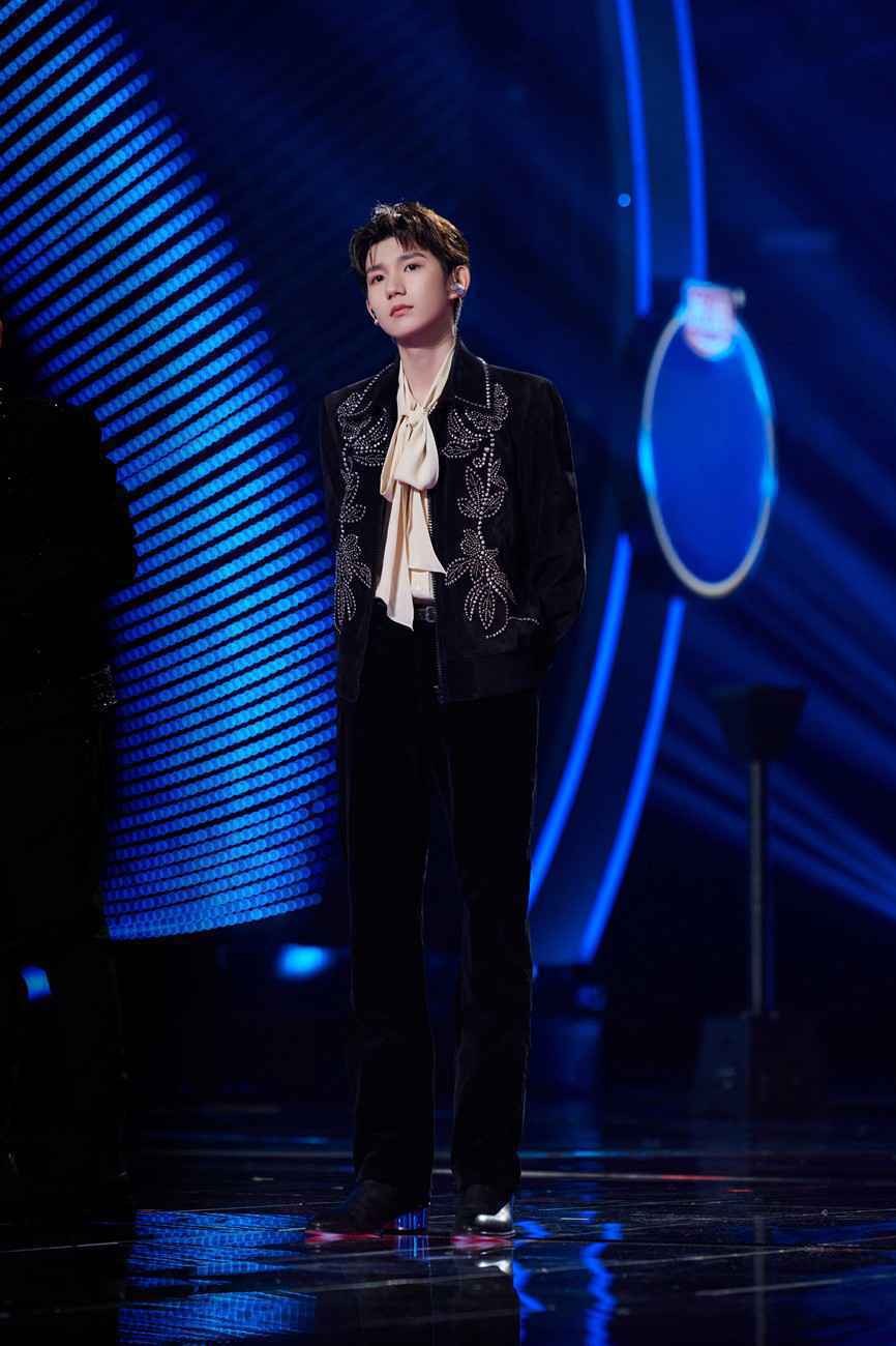 王源《我们的歌》化身“暗夜伯爵” 燃唱《血腥爱情故事》大秀solo舞蹈