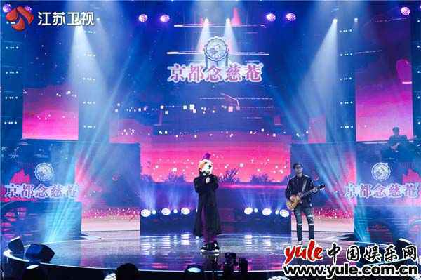 2.这只英斗不好惹 蒙面男团集体热舞活力开场 六位唱将甜蜜配对联袂欢唱