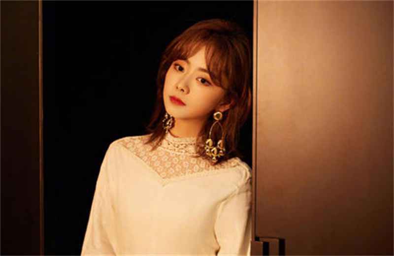 谭松韵参加《快本》，模仿王心凌经典造型，娃娃脸不像30岁的人